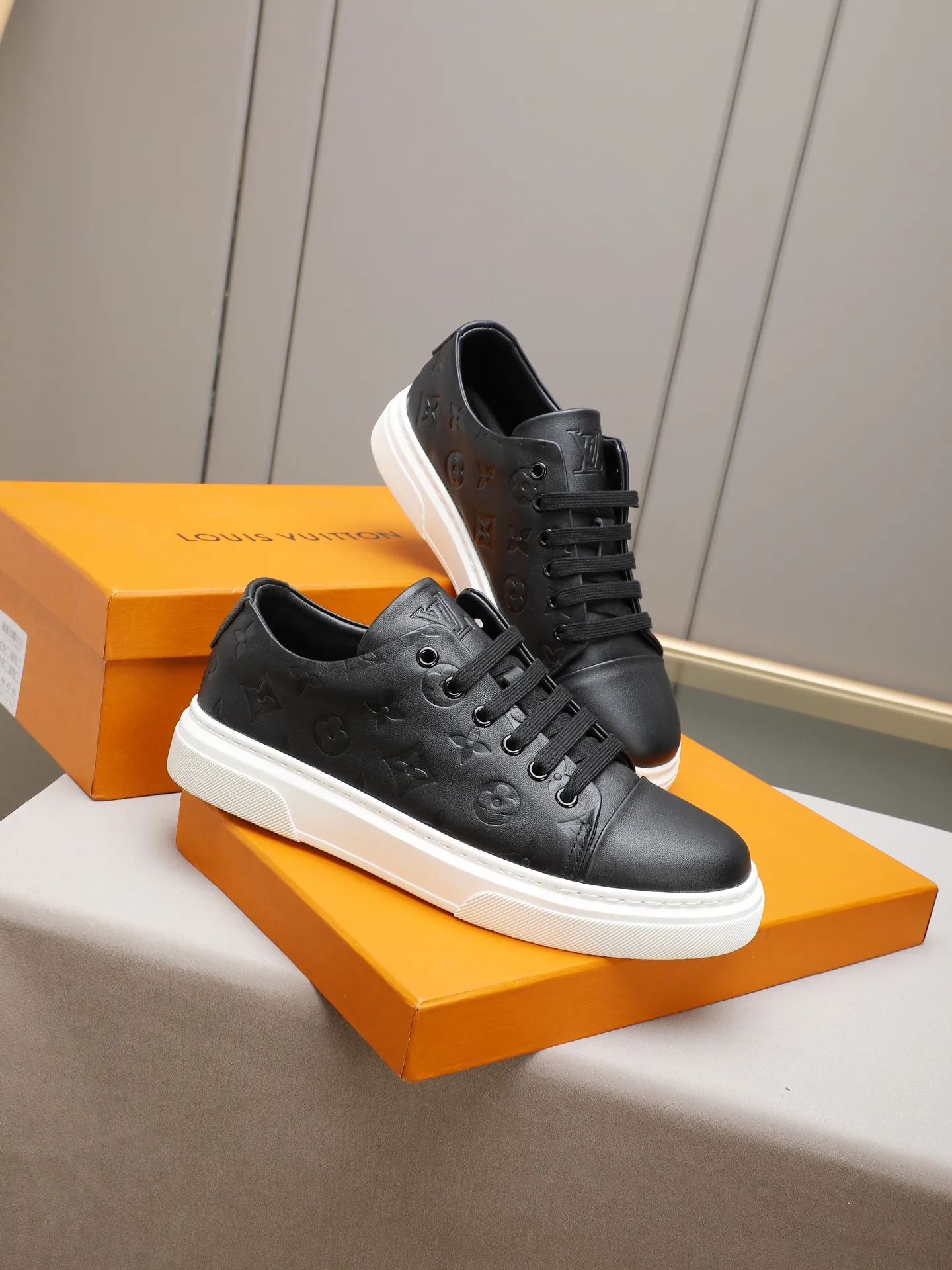 The main model 👍👍👍P420 is the new LOUIS VUITTON [Luden Yiwei]——LV upper [Lv]🇮🇹Imported first-layer cowhide embossed🇩🇪Inside imported sheepskin lining ➕Non-slip and wear-resistant outsole. Every man's identity is reflected in his elegant and stable upper shoes🚶🏻🚶🏻📯 No matter the wind or rain, the shoe last remains unchanged and can stand the test of time🔍️. ——Code number: 38-44 (45 can be customized)